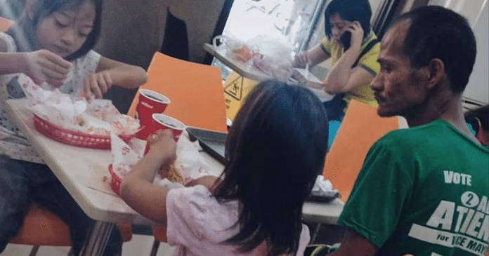 Pai solteiro emociona ao aparecer em foto apreciando suas duas filhas comendo frango frito