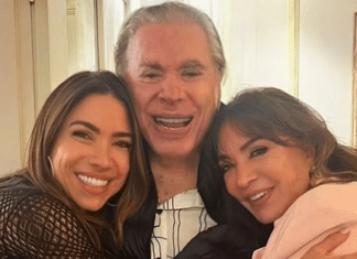 Silvio Santos aparece sorridente e de pijama ao lado da família durante afastamento da TV