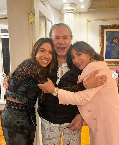 asomadetodosafetos.com - Silvio Santos aparece sorridente e de pijama ao lado da família durante afastamento da TV