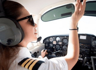 Vendedora de milho realiza sonho de se tornar piloto de avião: “Estudar foi o primeiro passo”