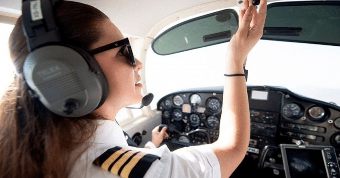Vendedora de milho realiza sonho de se tornar piloto de avião: “Estudar foi o primeiro passo”