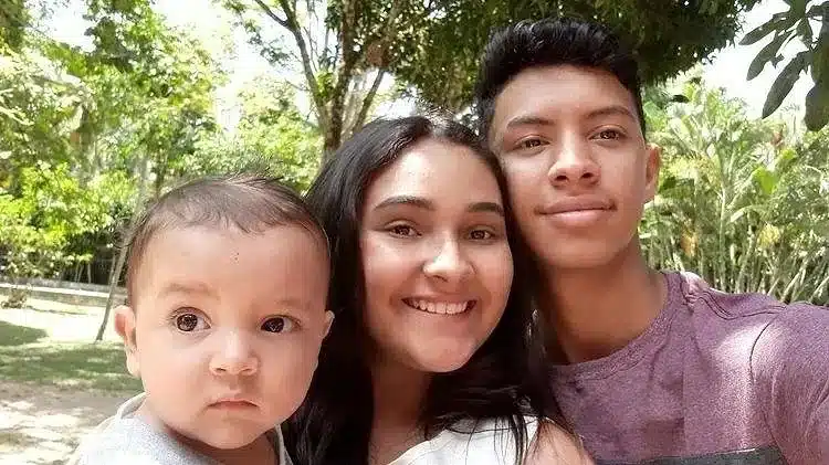 asomadetodosafetos.com - Aos 14 anos, ele se tornou pai e, aos 17, enfrentou a trágica perda da mãe de seu filho