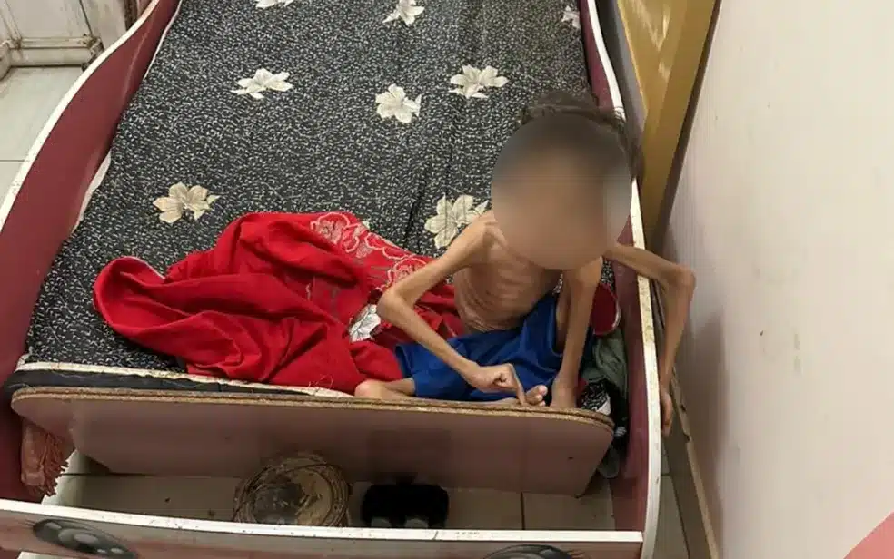 asomadetodosafetos.com - Casal é preso em bar após filho de 7 anos ser encontrado sozinho com quadro grave de desnutrição