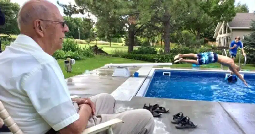 asomadetodosafetos.com - Idoso de 94 anos supera solidão ao abrir piscina para crianças do bairro