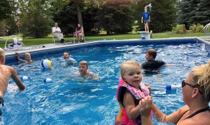 asomadetodosafetos.com - Idoso de 94 anos supera solidão ao abrir piscina para crianças do bairro