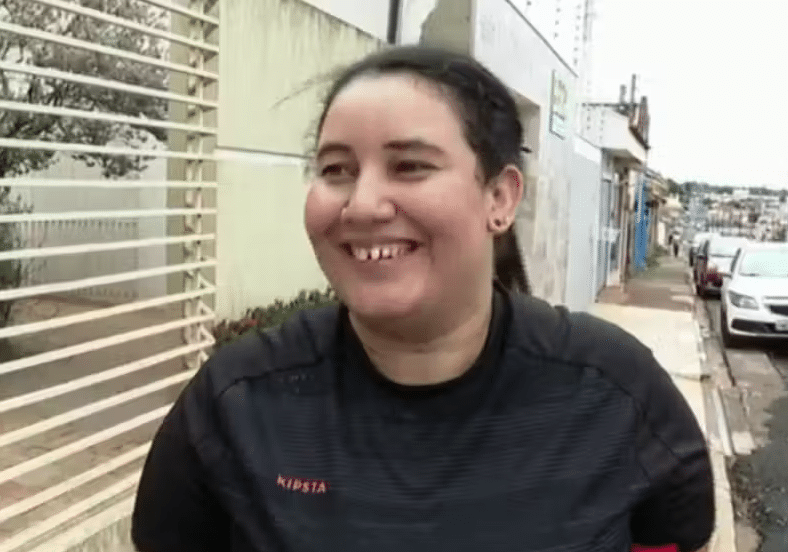 asomadetodosafetos.com - Mulher que devolveu bolsa com R$ 1,7 mil encontrada na rua ganha emprego de recompensa