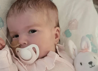 Pai revela momentos finais de bebê que teve aparelhos desligados: “puderam abraçá-la”