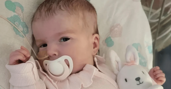 Pai revela momentos finais de bebê que teve aparelhos desligados: “puderam abraçá-la”