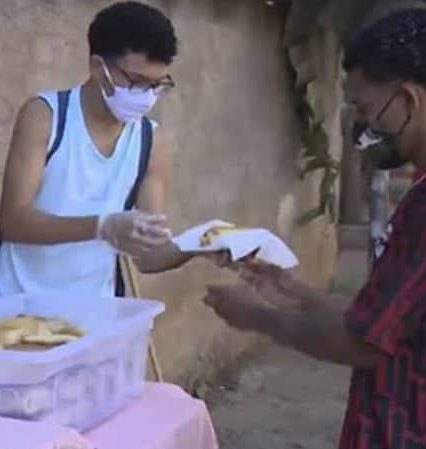 asomadetodosafetos.com - Adolescente vende pães caseiros em carrinho de mão para realizar o sonho da mãe de ter padaria