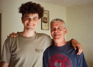 Filho posta foto com pai recém desempregado no Linkedin e ‘chovem’ ofertas de trabalho