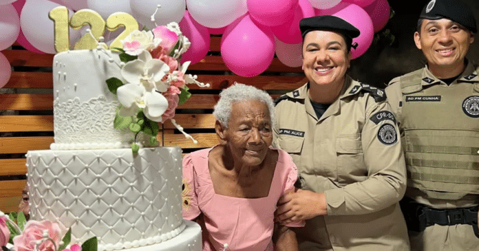 Idosa de 122 anos realiza sonho de comemorar aniversário com festa na Bahia