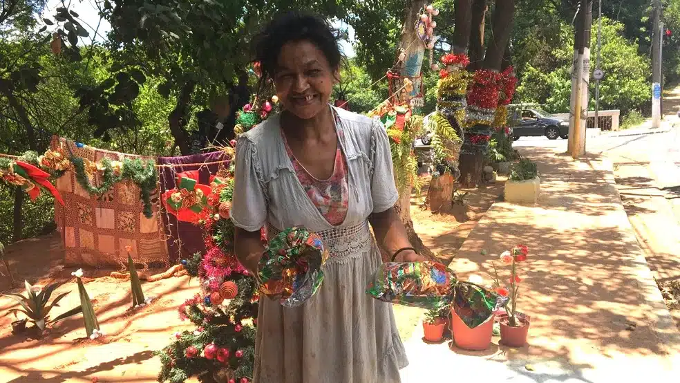 asomadetodosafetos.com - "Não é porque a gente mora na rua que vai viver apagado", diz moradora de rua que montou decoração de natal