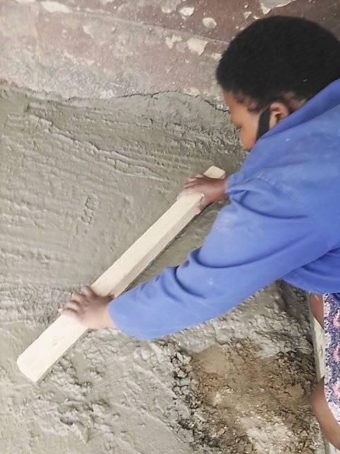 asomadetodosafetos.com - Mulher sul-africana desafia estereótipos e constrói sua própria casa com maestria