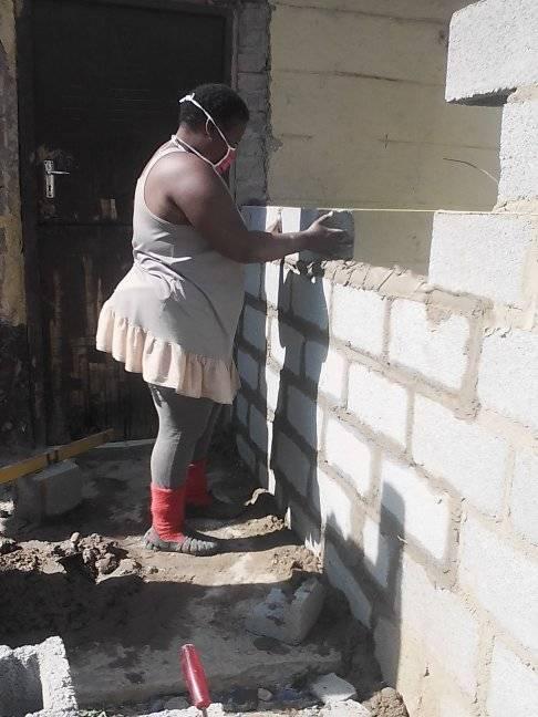 asomadetodosafetos.com - Mulher sul-africana desafia estereótipos e constrói sua própria casa com maestria