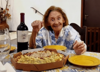 Laura Cardoso encanta web ao postar foto com sorriso no rosto por comer pizza no jantar