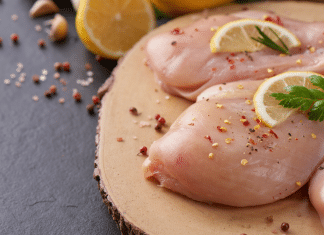 Evite riscos à saúde: Por que você deveria parar de lavar o frango antes de cozinhar