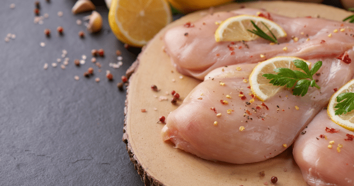 Evite riscos à saúde: Por que você deveria parar de lavar o frango antes de cozinhar