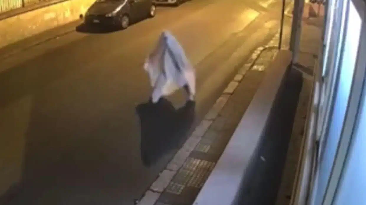 asomadetodosafetos.com - Homem persegue ex-mulher vestido de 'fantasma' e é advertido pela polícia. Veja vídeo