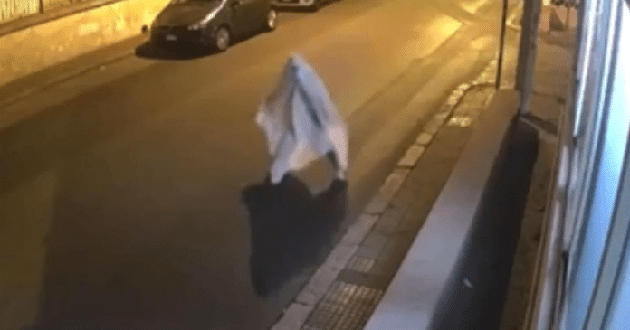 Homem persegue ex-mulher vestido de ‘fantasma’ e é advertido pela polícia. Veja vídeo