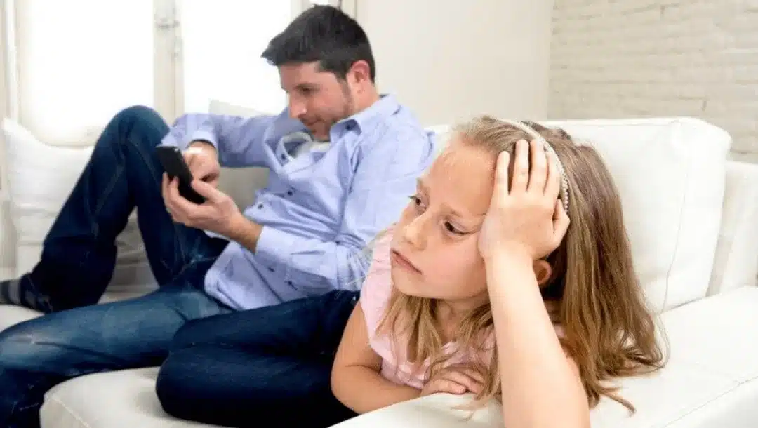 asomadetodosafetos.com - Pesquisa aponta que crianças se sentem trocadas pelo celular e 56% queriam ser um