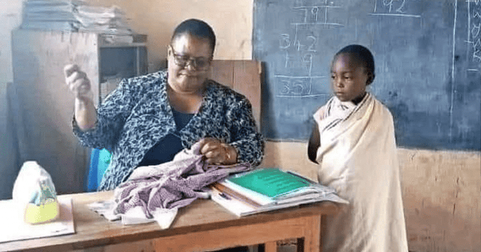 Professora costura uniforme rasgado de aluna e emociona a internet: “Professora de verdade”