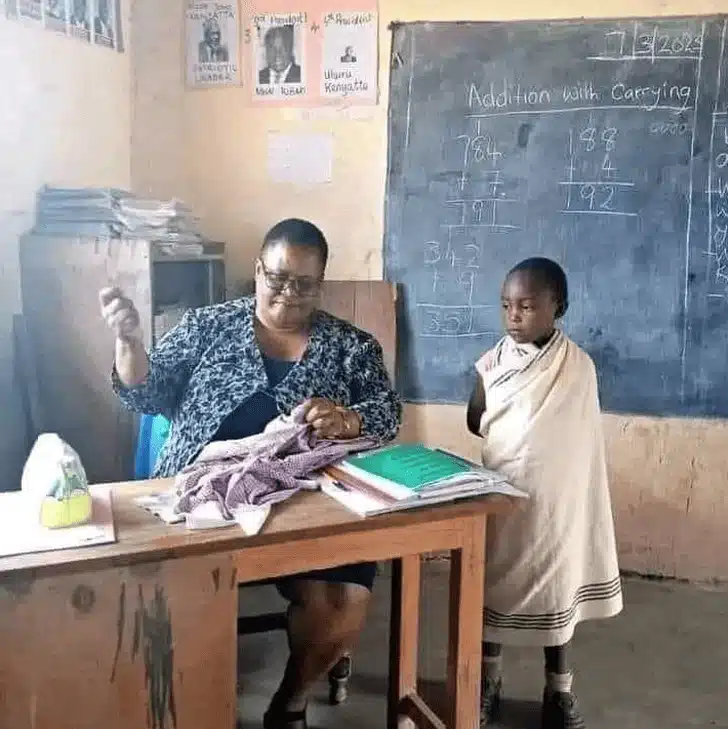 asomadetodosafetos.com - Professora costura uniforme rasgado de aluna e emociona a internet: "Professora de verdade"