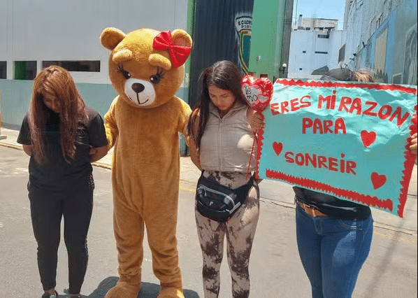 asomadetodosafetos.com - Policial se disfarça de ursinho para prender mãe e filha suspeitas: "Não esperavam por isso"