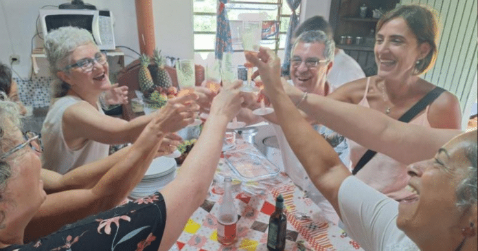 Amigos unem-se para construir vila comunitária no interior de São Paulo e enfrentar a solidão na velhice