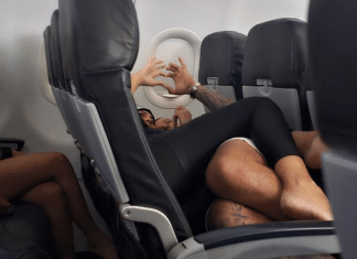 Passageiro de avião fica surpreso após sentar ao lado de casal que estava ‘muito próximo’ durante o voo