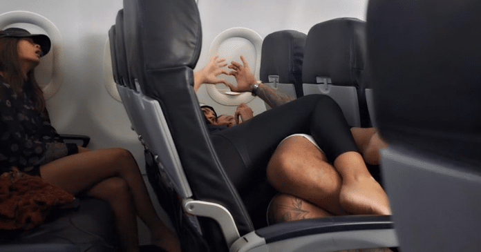 Passageiro de avião fica surpreso após sentar ao lado de casal que estava ‘muito próximo’ durante o voo