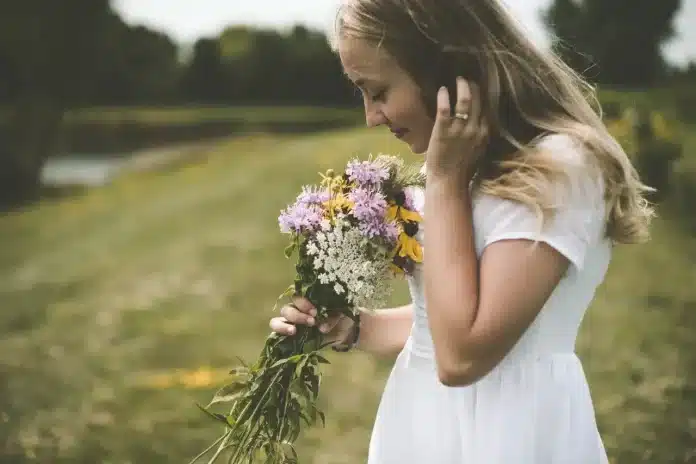 “Sempre fica um pouco de perfume nas mãos que ofertam flores”